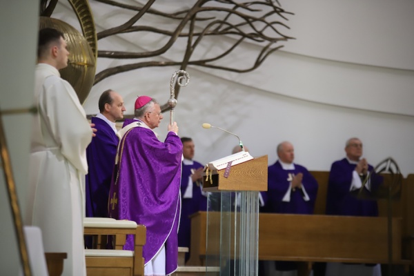 arcybiskup jędraszewski w sanktuarium bożego miłosierdzia
